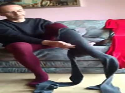 בחור מוזר מודד לו גרביונים!