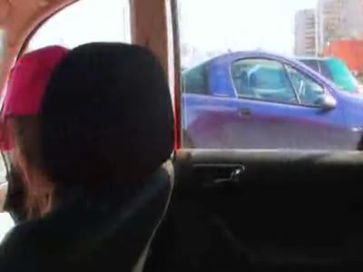 נותנת לכוס שלה לנשום ברכב לפני מציצה