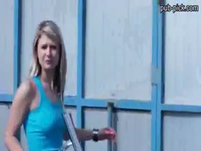 שוטפת מכוניות נדפקת בשביל כסף