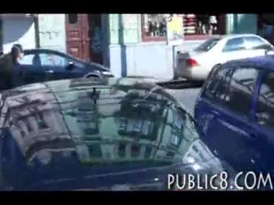 ברונטית מציגה את התחת שלה והציצים ומקבלת זיון תמורת כסף