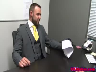 מוצץ נהדר לבוס שלו!
