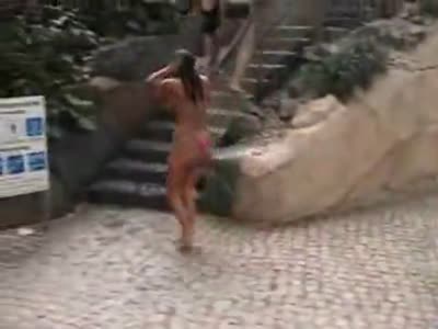 צעירה עם חזה גדול מזדיינת חזק בחדר שיזוף