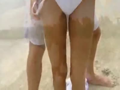 צעירה שווה מקבלת סקס אנאלי בפעם הראשונה על חוף הים!