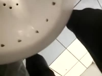 בחור חובבן מאונן בשירותים!