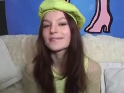 חמודה וחייכנית מקבלת זין קשה בשלל תנוחות!