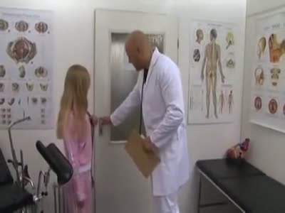 כוסית בלונדינית ביופי של סקס עם רופא