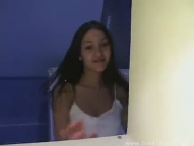 קמילה מתגרה במצלמה ועושה פוזות