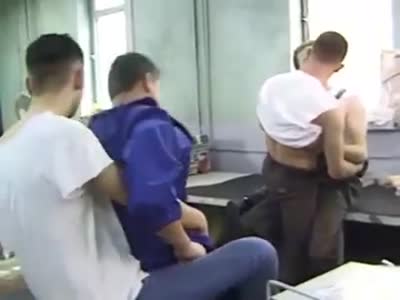 צעיר מוצץ ואז מקבל בתחת באורגייה של גייז