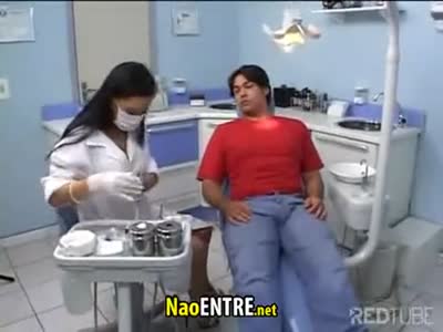 רופאת שיניים לטינית עסיסית מוצצת ומקבלת חזק