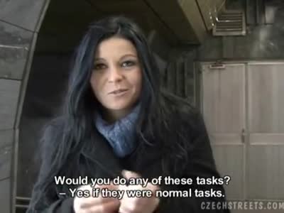 כריסטינה נאספת מהרחוב למציצה רטובה